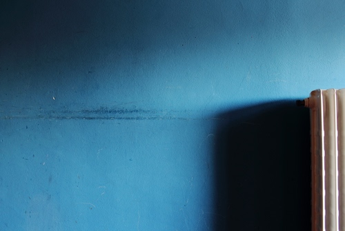 Immagine con ombra, termosifone, muro, radiatore, parete, azzurro, blu, astratto, righe, minimalismo, bianco, bicolore