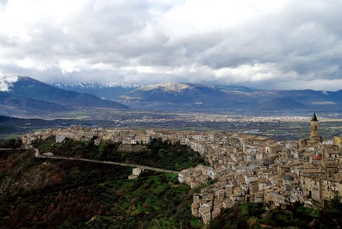 Immagine con panorama, montagne, nuvole, campanile, città, paese, case, borgo, verde