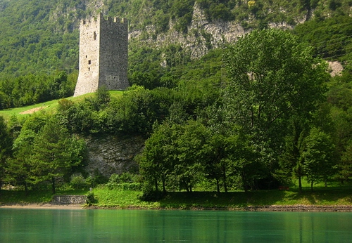 Immagine con torre, alberi, verde, acqua, lago, fiume, merli, castello