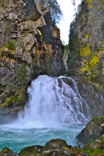 Immagine con cascata, acqua, rocce, montagna, torrente, roccia, verde, alberi, bianco