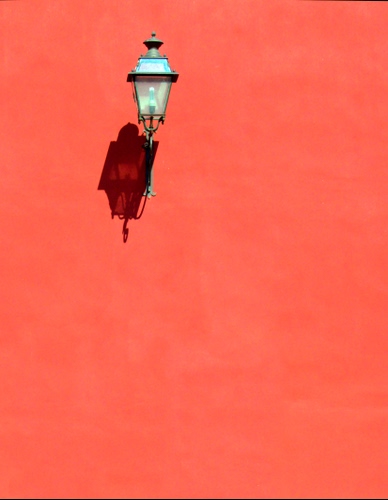 Immagine con ombra, lampione, muro, arancione, rosso, lampadina, minimalismo, vetro, lampada, parete