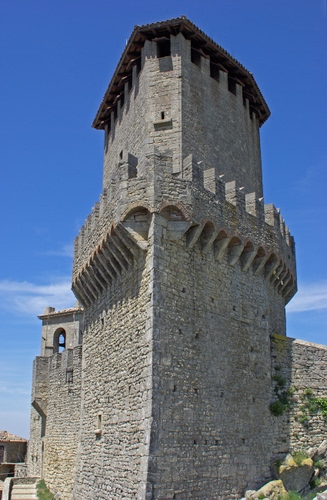 Immagine con torre, merli, castello, cielo, fortezza, scala, pietra, azzurro