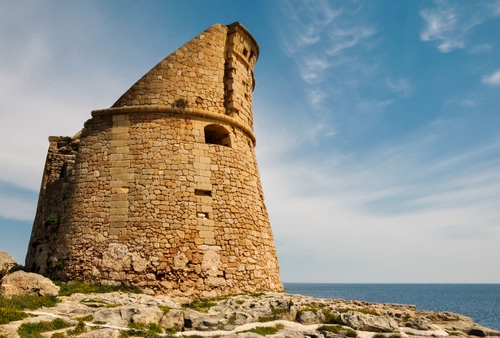 Immagine con torre, nuvole, cielo, mare, erba, azzurro, mattoni, pietre, sassi, rocce, verde, roccia, orizzonte