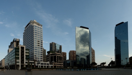 Immagine con grattacieli, città, cielo, finestre, palazzi, vetro, piazza, azzurro, riflessi, strade, vetrate, riflesso, nuvole