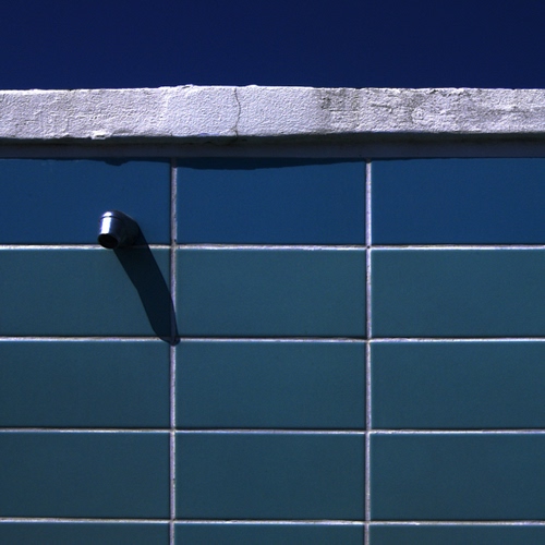 Immagine con blu, piastrelle, mattonelle, ombra, azzurro, doccia, bianco, rubinetto, rettangoli, geometria, muro, minimalismo