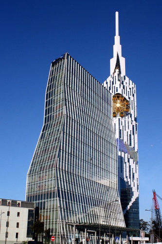 Immagine con grattacielo, finestre, cielo, torre, bianco, orologio, geometrie, blu, palazzo, architettura, azzurro, grattacieli