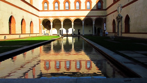 Immagine con acqua, riflesso, portico, portici, vasca, finestre, archi, porticato, prato, colonne, cortile