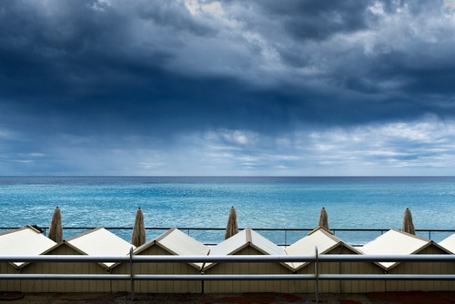 Immagine con mare, cabine, cielo, ombrelloni, nuvole, acqua, azzurro