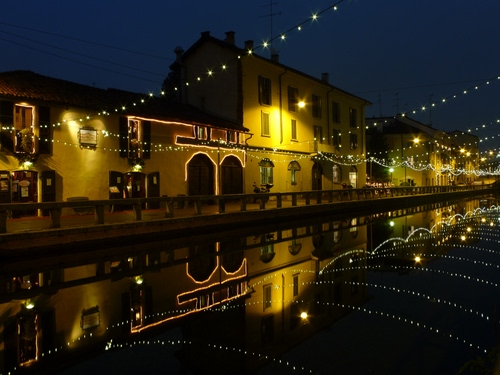 Immagine con luci, canale, notte, acqua, case, luminarie, riflessi, notturno, natale, finestre, riflesso, lampioni, palazzi, archi