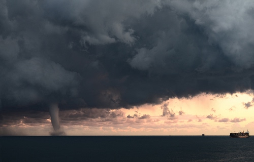 Immagine con mare, nuvole, tromba, nave, cielo, tornado, barca, aria, orizzonte