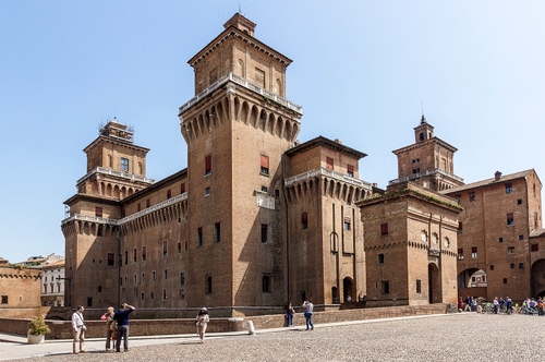 Immagine con castello, piazza, torri, persone, gente, torre, cielo, finestre
