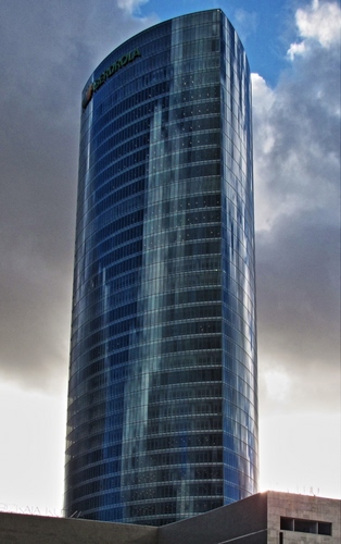 Immagine con grattacielo, nuvole, riflessi, cielo, vetro, finestre, torre, riflesso, vetri, vetrate, azzurro