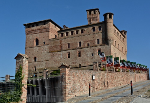 Immagine con cancello, castello, torri, bandiere, finestre, cielo