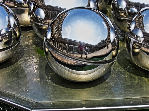 Immagine con fotografo, sfere, riflesso, metallo, riflessi, acciaio, tavolo, lucido, palle