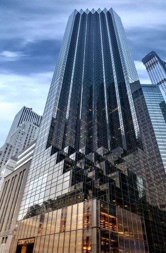 Immagine con grattacielo, finestre, cielo, nuvole, luci, vetrate, vetro, vetri, grattacieli