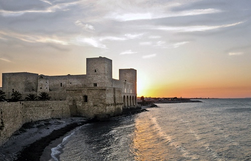 Immagine con mare, castello, tramonto, onde, torri, spiaggia, alba, cielo