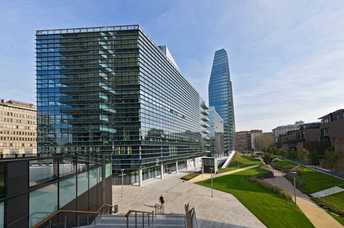 Immagine con grattacielo, vetro, vetri, verde, palazzi, aiuole, lampioni, palazzo, cielo, finestre, prato, riflessi, riflesso