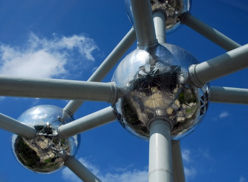 Immagine con cielo, sfere, tubi, nuvole, metallo, riflessi, atomo