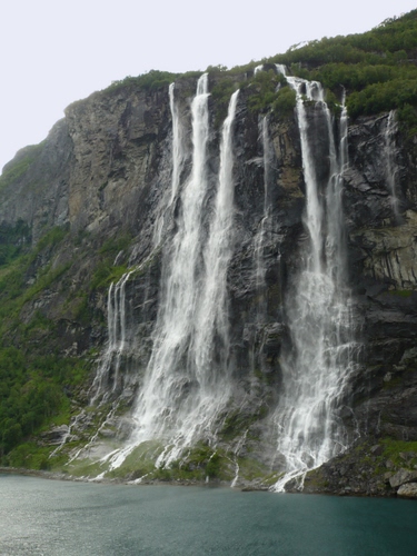 Immagine con acqua, cascata, verde, roccia, montagna, lago, cielo, mare, fiume, erba, natura, cascate