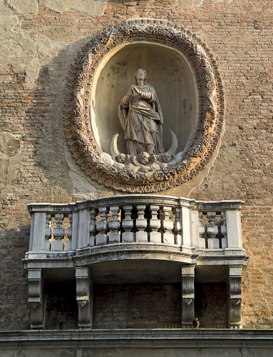 Immagine con balcone, statua, balaustra, muro, nicchia, palazzo, madonna, cerchio, corna, terrazzo