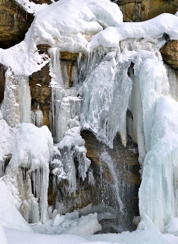 Immagine con ghiaccio, bianco, inverno, acqua, neve, gelo, freddo, cascata, rocce, roccia, ghiaccioli