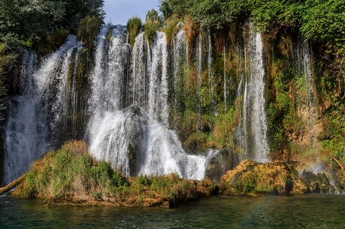 Immagine con acqua, cascata, rocce, verde, cespugli, fiume, alberi, erba