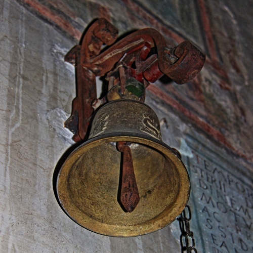 Immagine con campana, catena, batacchio, ruggine, muro, ferro, bronzo, appesa, parete