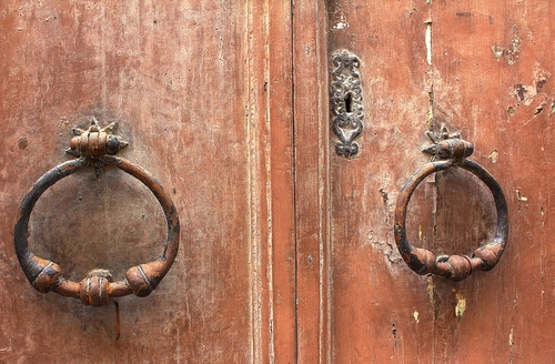 Immagine con legno, serratura, batacchi, due, porta, ferro, portone, battenti, metallo, toppa, marrone, battiporta, ruggine, cerchi