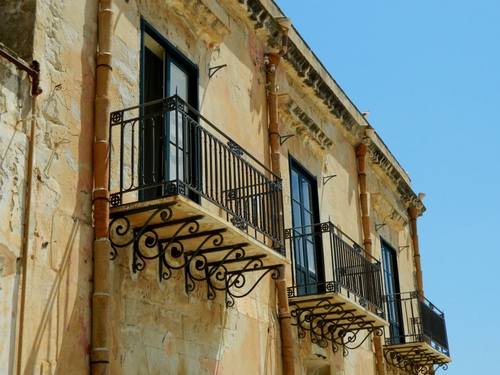 Immagine con balconi, ringhiere, cielo, finestre, tre, ferro, ringhiera, palazzo, grondaie