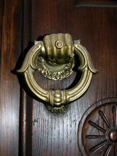 Immagine con porta, batacchio, legno, mano, ottone, anello, oro, metallo, bronzo