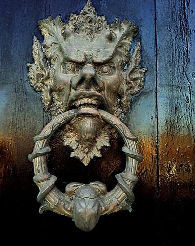 Immagine con batacchio, porta, legno, anello, denti, faccia, volto, ferro