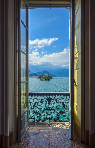 Immagine con balcone, lago, porta, ringhiera, isola, acqua, mare, finestra, vista