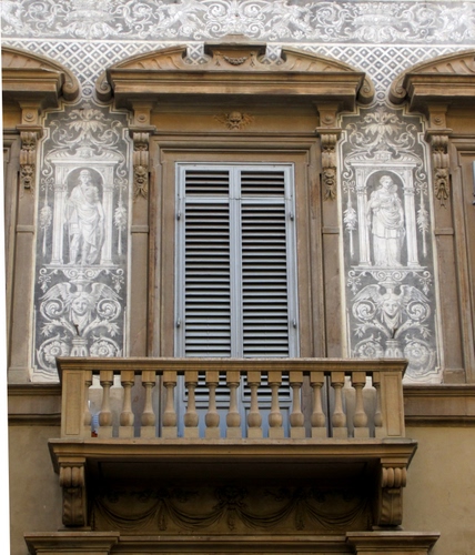 Immagine con balcone, liberty, finestra, dipinti, porta, decorazioni, colonne, persiana, palazzo, affreschi, bianco