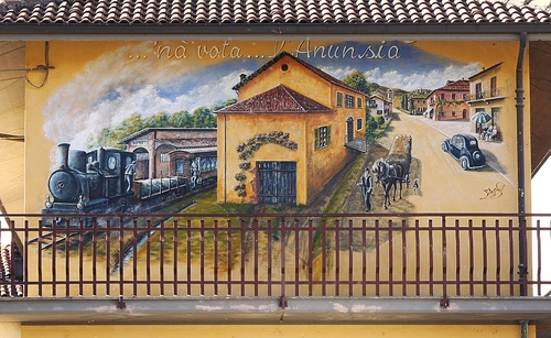 Immagine con murales, ringhiera, treno, balcone, disegno, stazione, tegole, cavallo, automobile, tetto, locomotiva, dipinto