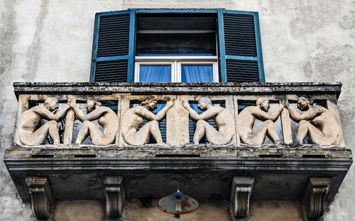 Immagine con balcone, finestra, figure, persiane, terrazzo, lampada, ringhiera, persiana