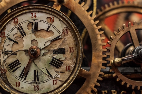 Immagine con orologio, numeri, ingranaggi, lancette, ruote, ore, ingranaggio, lancetta