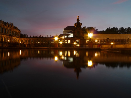 Immagine con luci, acqua, riflessi, lampioni, notte, riflesso, cielo, notturno, archi, finestre, sera