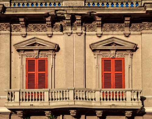 Immagine con balcone, finestre, rosso, persiane, due, balconi, timpani, facciata