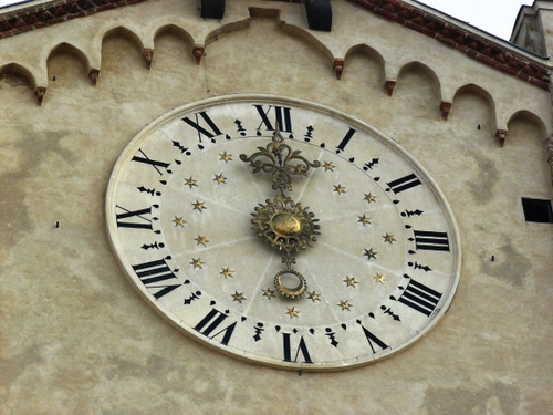 Immagine con orologio, numeri, stelle, chiesa, ore, lancette, oro, cerchio, ora, romani