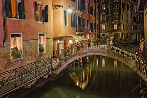 Immagine con ponte, canale, venezia, finestre, notturno, luci, palazzi, notte, acqua, riflessi, lampione, riflesso