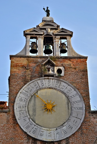 Immagine con orologio, campane, campanile, tre, numeri, lancetta, ora, torre