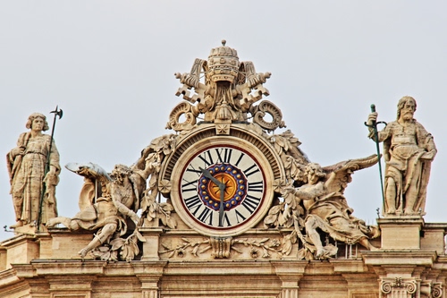 Immagine con statue, orologio, lancette, tiara, angeli, numeri, ore, marmo