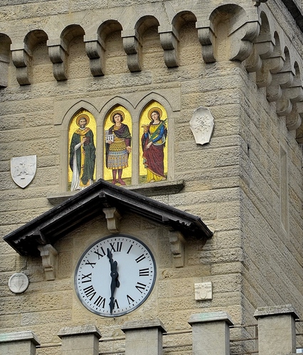 Immagine con orologio, lancette, tre, stemmi, santi, numeri, tettoia, ore, icone, torre