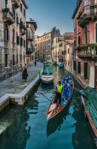 Immagine con canale, acqua, gondola, remi, venezia, barche, palazzi, case, ponte, gondolieri, riflessi