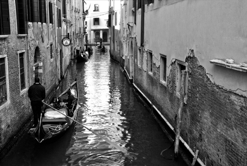 Immagine con canale, gondola, acqua, bianconero, venezia, remo, gondoliere, gondole, finestre