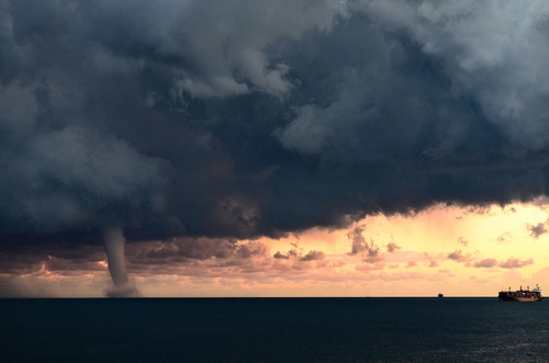 Immagine con nuvole, mare, tromba, barca, nave, tempesta, vortice, aria, cielo, tornado