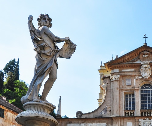 Immagine con angelo, statua, chiesa, ali, facciata, marmo, croce, cielo