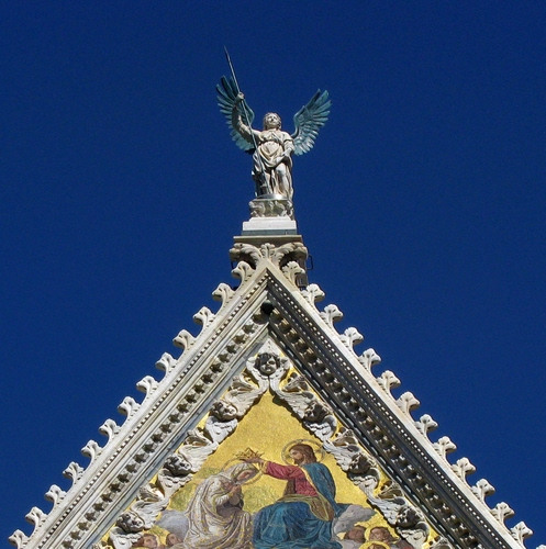 Immagine con angelo, triangolo, cielo, chiesa, mosaico, bianco, ali, cristo, merli, fregio, statua