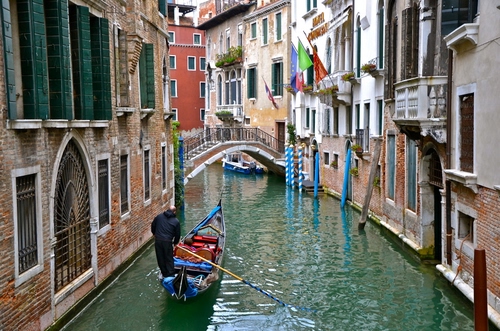 Immagine con gondola, venezia, ponte, canale, acqua, gondoliere, rio, bandiere