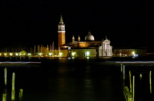 Immagine con chiesa, venezia, campanile, notte, notturno, luci, mare, acqua